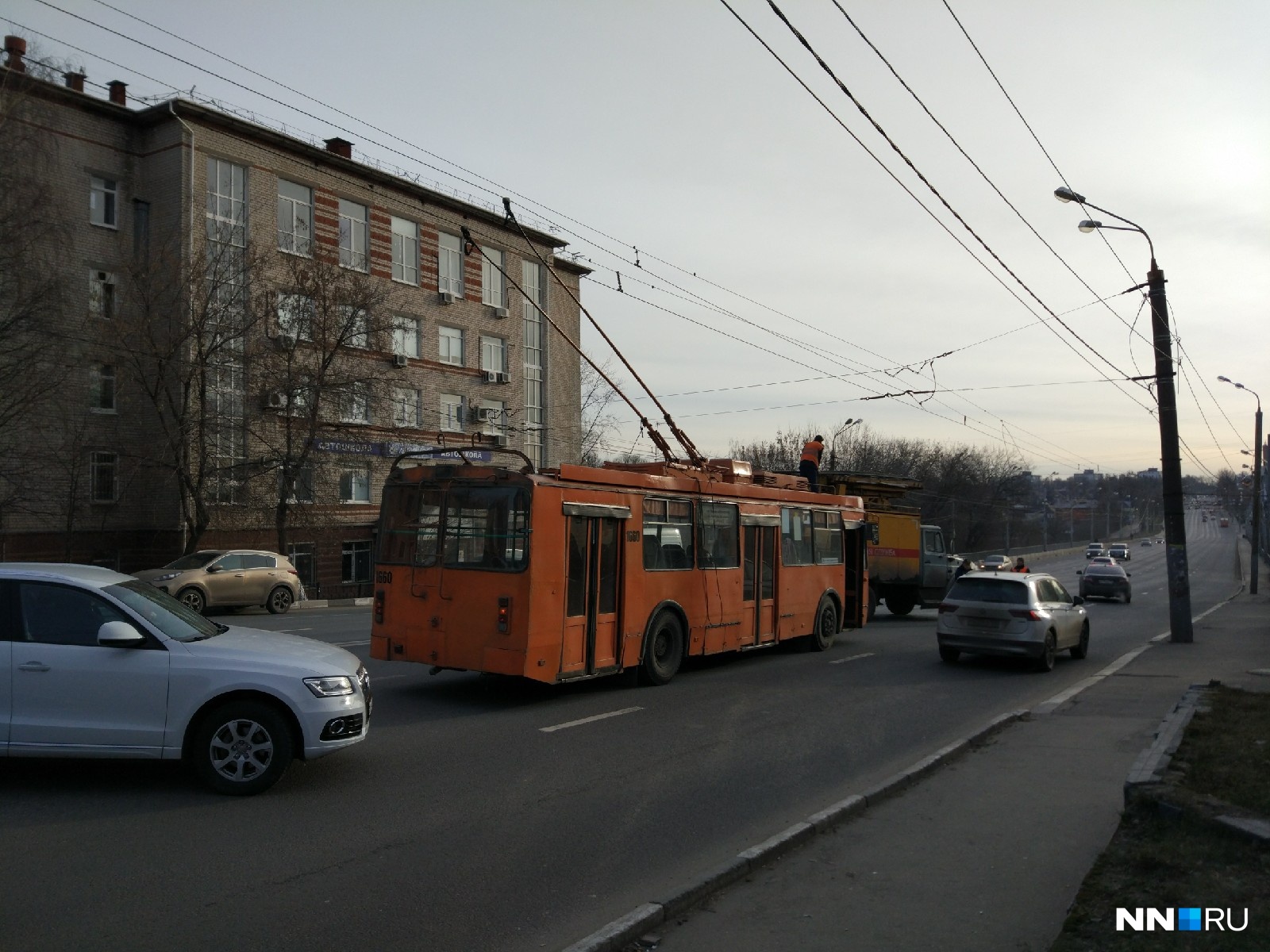 Троллейбус обрыв проводов. Троллейбусные провода. Троллейбус без проводов. Обрыв троллейбусных проводов в Новосибирске. Нижний Новгород провода.