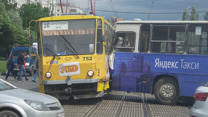 На Белореченской — Шаумяна автобус врезался в трамвай