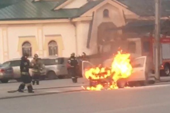 Автомобиль вспыхнул, когда двигался по улице Челюскинцев в сторону вокзала Автомобиль вспыхнул, когда двигался по улице Челюскинцев в сторону вокзала 