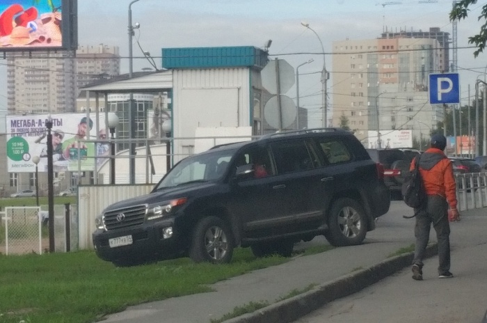 «Я паркуюсь как чудак»: Jaguar ННН получил по стеклу