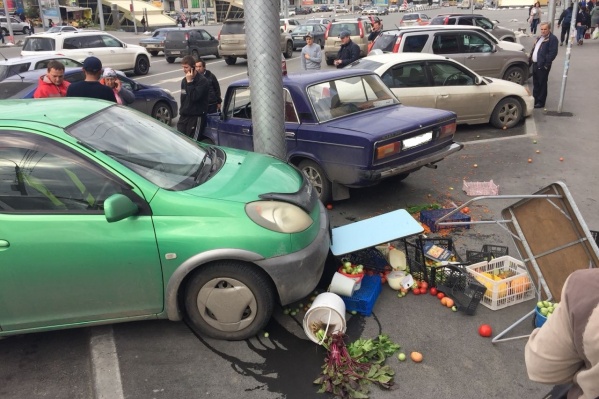 Авария случилась недалеко от входа на станцию метро «Золотая Нива» в 17:00, рядом с ТЦ «Голден Филд» Авария случилась недалеко от входа на станцию метро «Золотая Нива» в 17:00, рядом с ТЦ «Голден Филд»