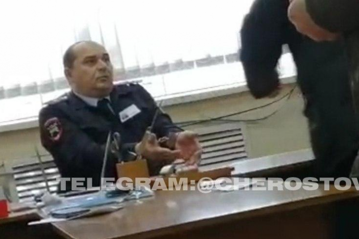 Полицейских задержали с поличным Полицейских задержали с поличным
