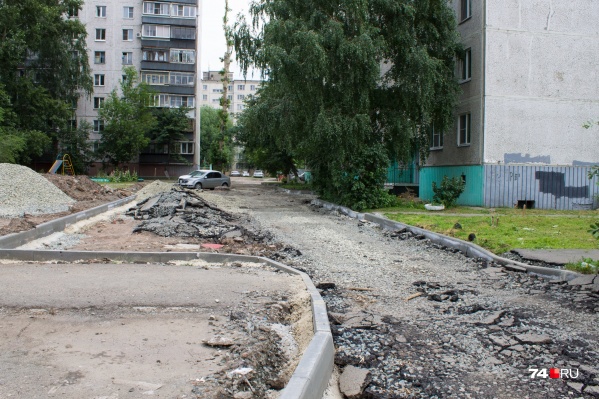 Чаще всего ремонт дворов — это замена асфальта и установка лавочек Чаще всего ремонт дворов — это замена асфальта и установка лавочек