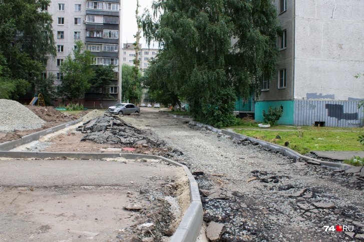 Чаще всего ремонт дворов — это замена асфальта и установка лавочек Чаще всего ремонт дворов — это замена асфальта и установка лавочек