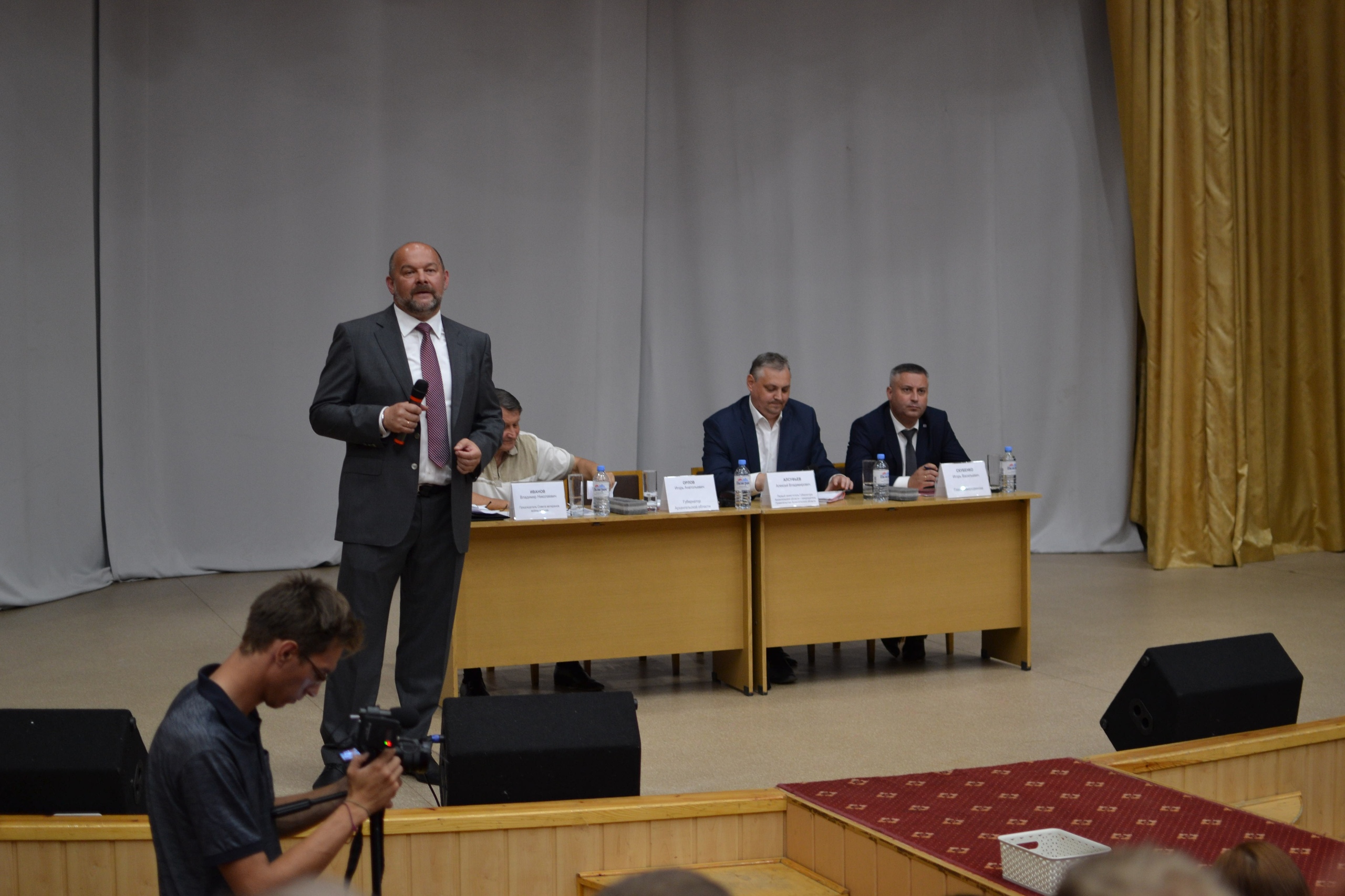 На встрече в Северодвинске у губернатора спросили про фонд его жены — ему это явно не понравилось На встрече в Северодвинске у губернатора спросили про фонд его жены — ему это явно не понравилось