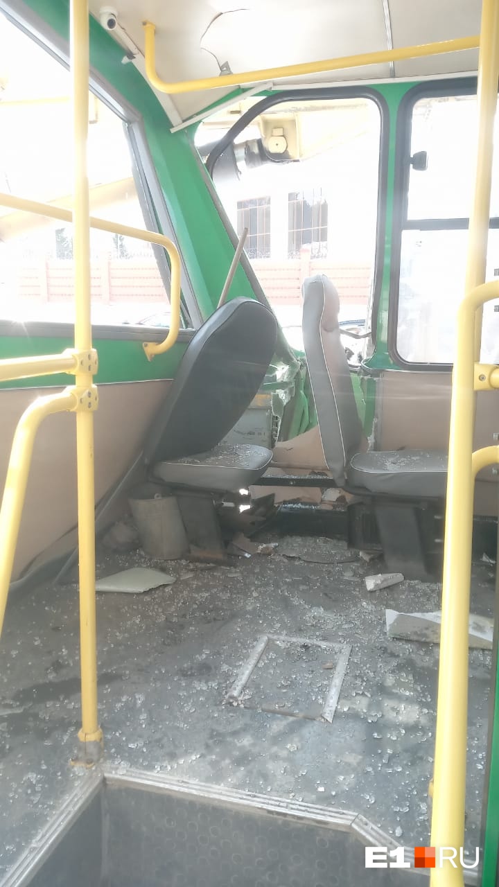 На Широкой Речке автокран врезался в маршрутку, стоявшую на остановке