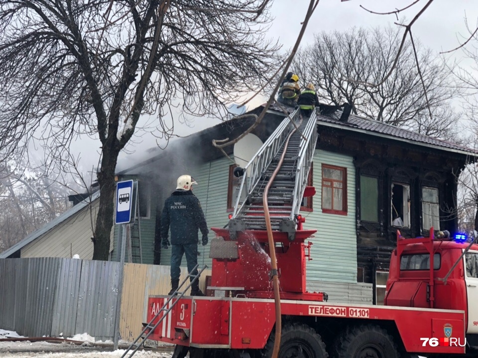 Бросились в полыхающее окно: женщину из горящего дома спасли двое полицейских