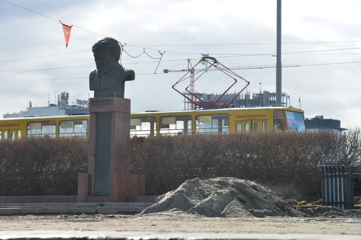 Памятник Мамину-Сибиряку стоит на Плотинке
