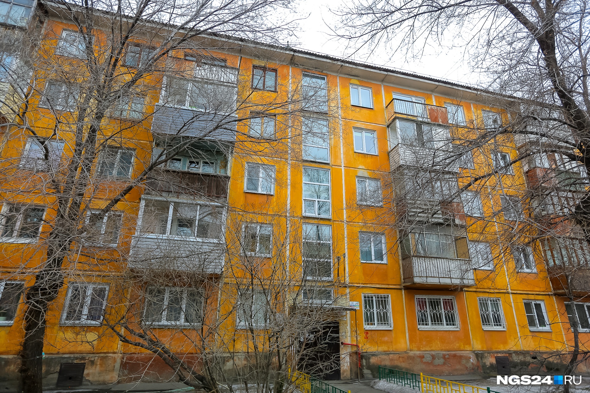 Дома помладше — хрущевки и «улучшенки» — на Свердловской можно встретить в направлении Предмостной площади Дома помладше — хрущевки и «улучшенки» — на Свердловской можно встретить в направлении Предмостной площади