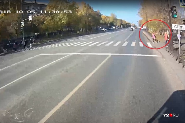 Все пешеходы терпеливо ждали, когда загорится зелёный. Но школьница решила, что успеет быстро перебежать дорогу Все пешеходы терпеливо ждали, когда загорится зелёный. Но школьница решила, что успеет быстро перебежать дорогу