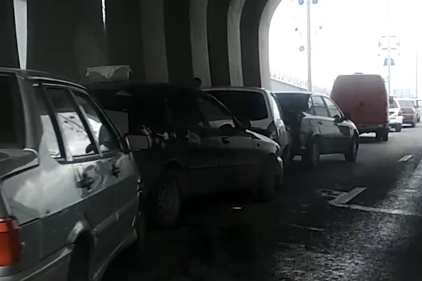 Под мостом встретились четыре машины Под мостом встретились четыре машины