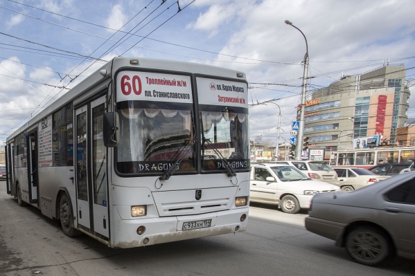 Водителей автобусов часто обвиняют в простоях и штрафуют за высадку пассажиров у ограждения возле остановки Водителей автобусов часто обвиняют в простоях и штрафуют за высадку пассажиров у ограждения возле остановки