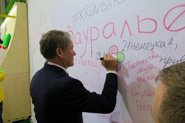 Алексей Кокорин осмотрел стенд Зауралья в Сочи Алексей Кокорин осмотрел стенд Зауралья в Сочи