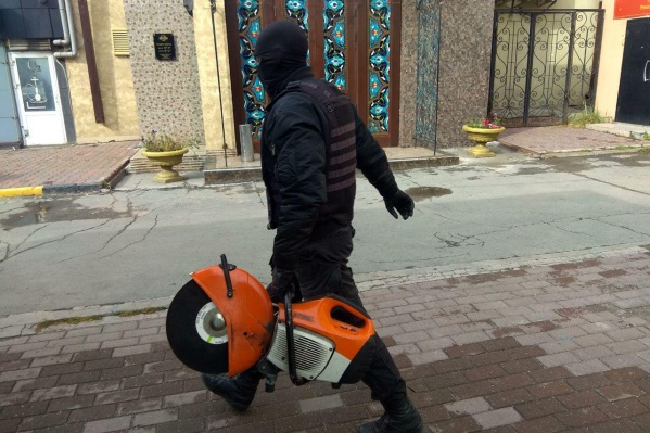 Во время прошлых обысков сотрудники СК приехали домой к координатору штаба с болгаркой Во время прошлых обысков сотрудники СК приехали домой к координатору штаба с болгаркой