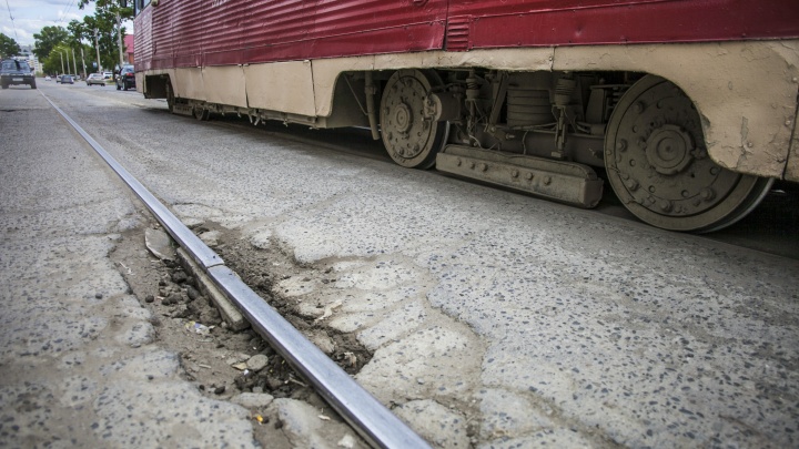 «Мириться с этим просто нельзя»: мэр пообещал начать большой ремонт трамвайных путей