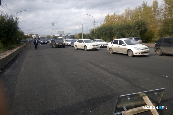 На мосту пока еще действуют некоторые ограничения для транспорта На мосту пока еще действуют некоторые ограничения для транспорта