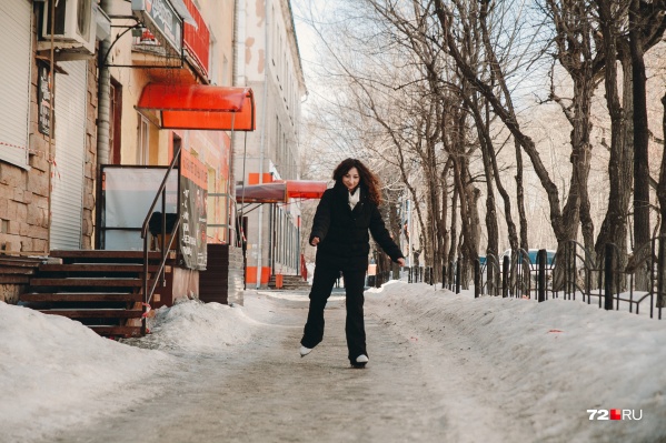 Кататься на дворовом льду оказалось труднее, чем на специализированном. А всё дело в том, что на произвольном есть кочки и неровности. Только представьте, каково ходить по такому льду в обычной обуви Кататься на дворовом льду оказалось труднее, чем на специализированном. А всё дело в том, что на произвольном есть кочки и неровности. Только представьте, каково ходить по такому льду в обычной обуви 