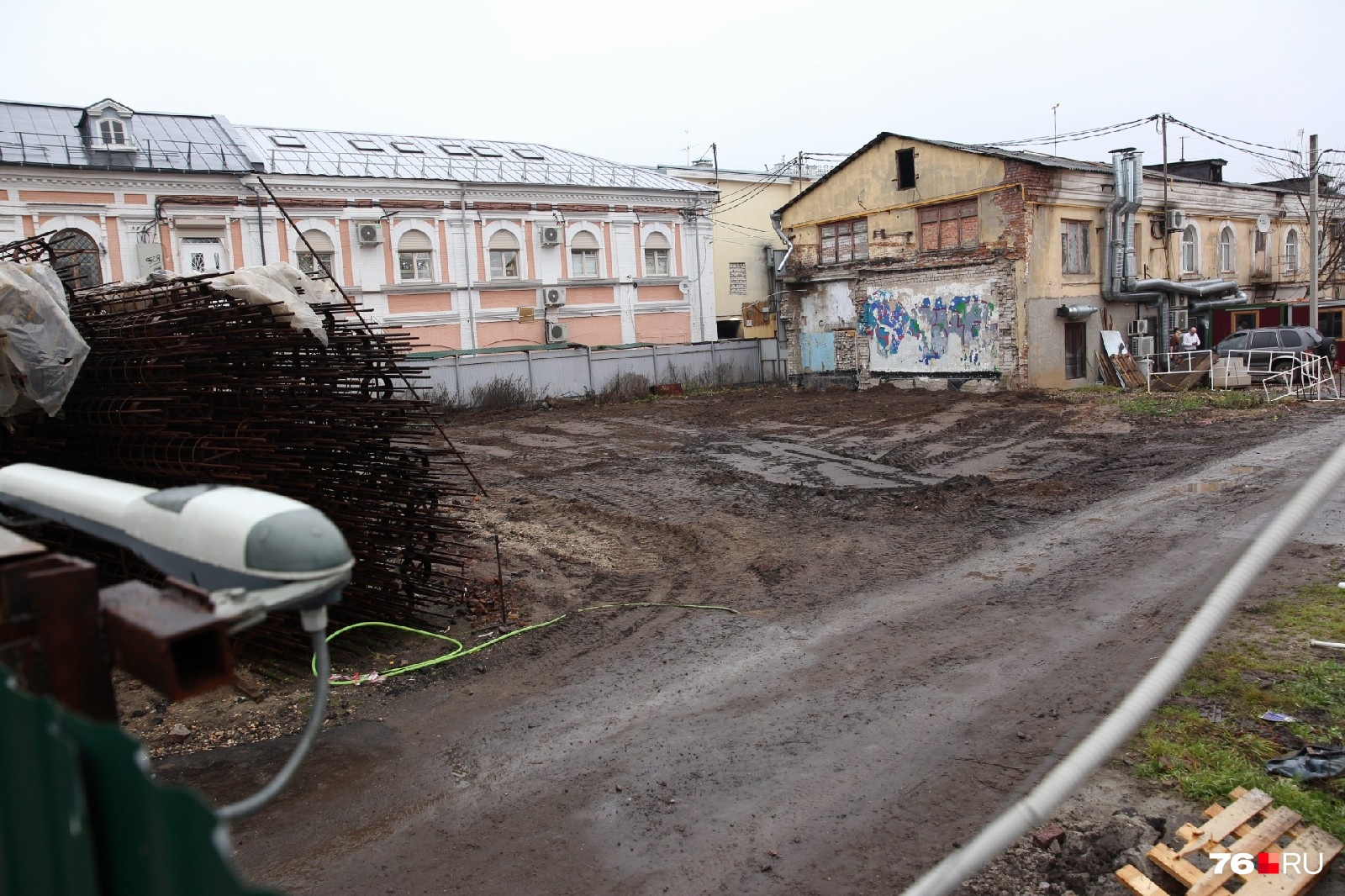 «От идеи никто не отказывался»: что творится на месте скандальной стройки в центре Ярославля