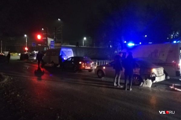 В аварии пострадали около десяти автомобилей В аварии пострадали около десяти автомобилей