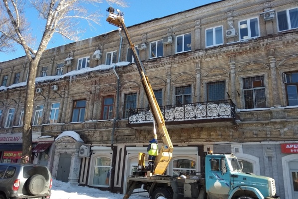 Сейчас коммунальные службы приводят в порядок кровли в исторической части города Сейчас коммунальные службы приводят в порядок кровли в исторической части города