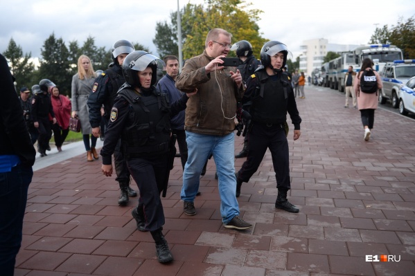 Сергея под руку увели с митинга Сергея под руку увели с митинга