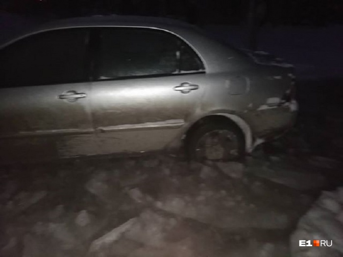 Автомобиль нашей читательницы тоже угодил в ледяную ловушку Автомобиль нашей читательницы тоже угодил в ледяную ловушку