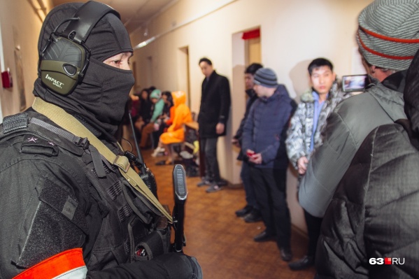 Силовики нашли у иностранцев около 200 поддельных документов Силовики нашли у иностранцев около 200 поддельных документов