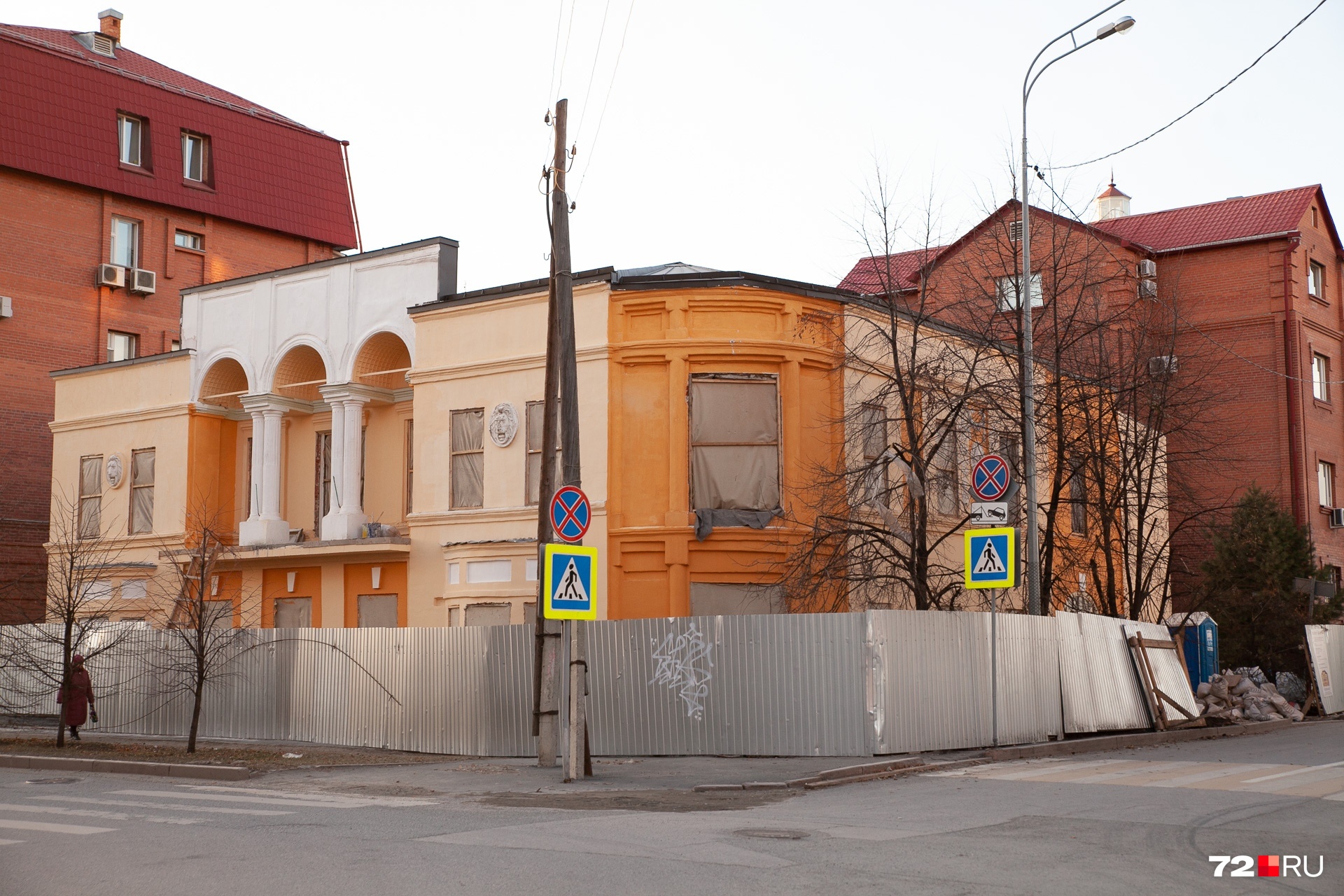 Дом городского архитектора Константина Чакина на улице Семакова тоже решили покрасить в яркие цвета