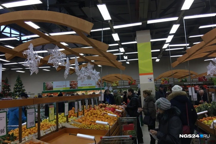 Если собираетесь в магазин, придётся постоять в очереди и на весы, и в кассу Если собираетесь в магазин, придётся постоять в очереди и на весы, и в кассу