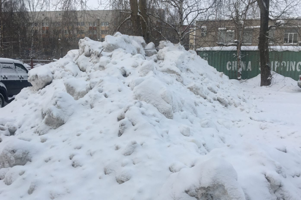 Так куча снега во дворе на улице Комсомольской выглядела утром Так куча снега во дворе на улице Комсомольской выглядела утром