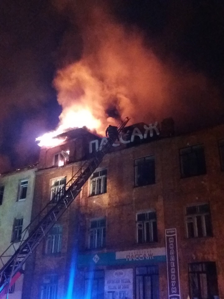 Огонь бушует на верхних этажах