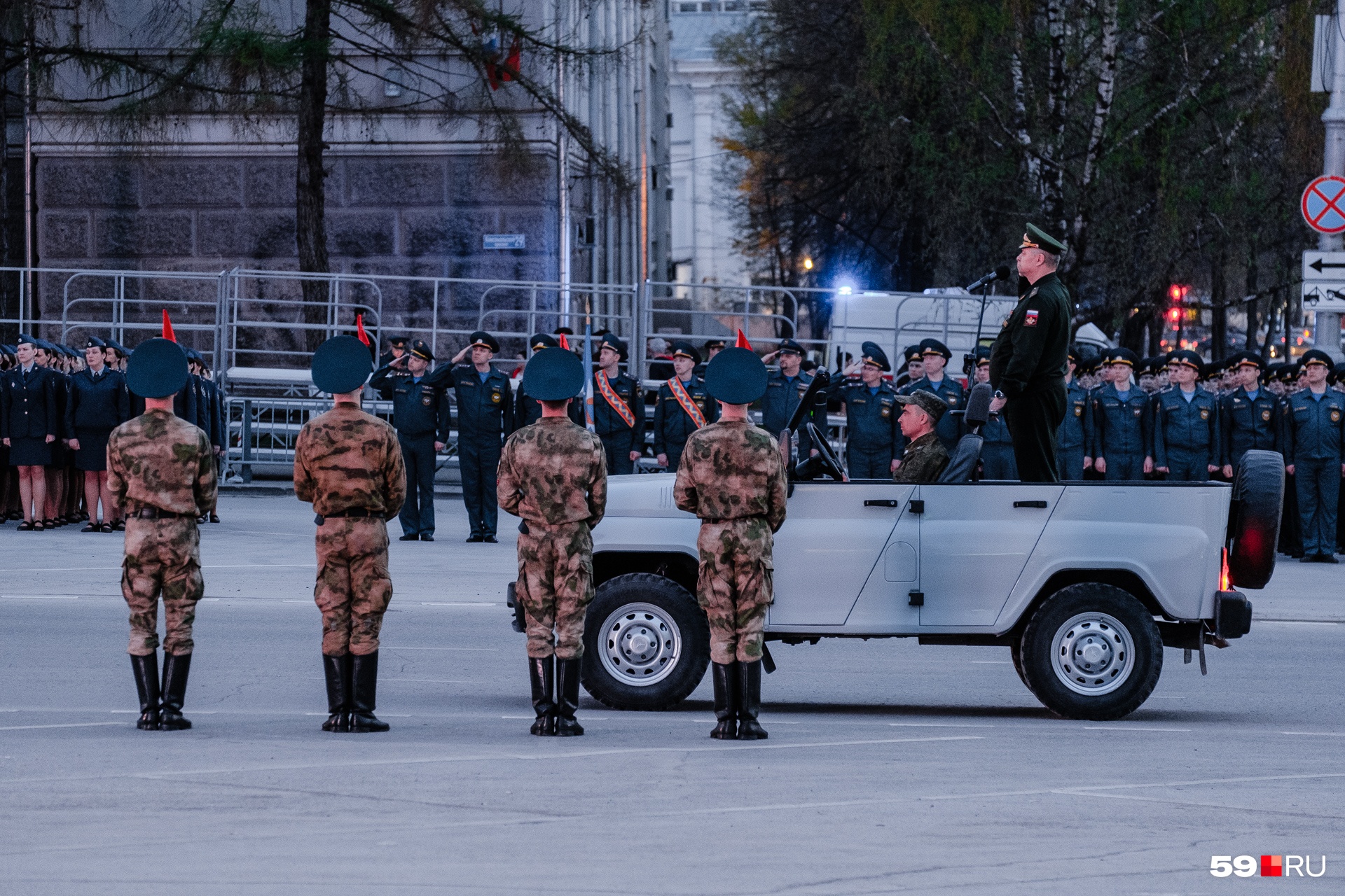 На площади появляется военный кабриолет На площади появляется военный кабриолет