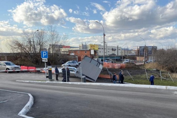 На Якушева остановка упала на автомобиль На Якушева остановка упала на автомобиль