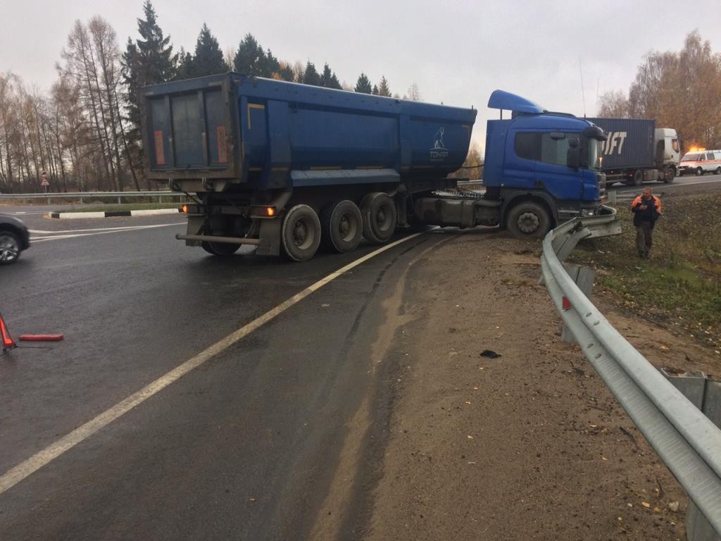 М 8 холмогоры ярославская область. Авария в Переславль Залесском на трассе м8. Авария трасса м8 Переславль Залесский. Авария на м 8 в Переславле-Залесском. Переславль-Залесский происшествия ДТП.