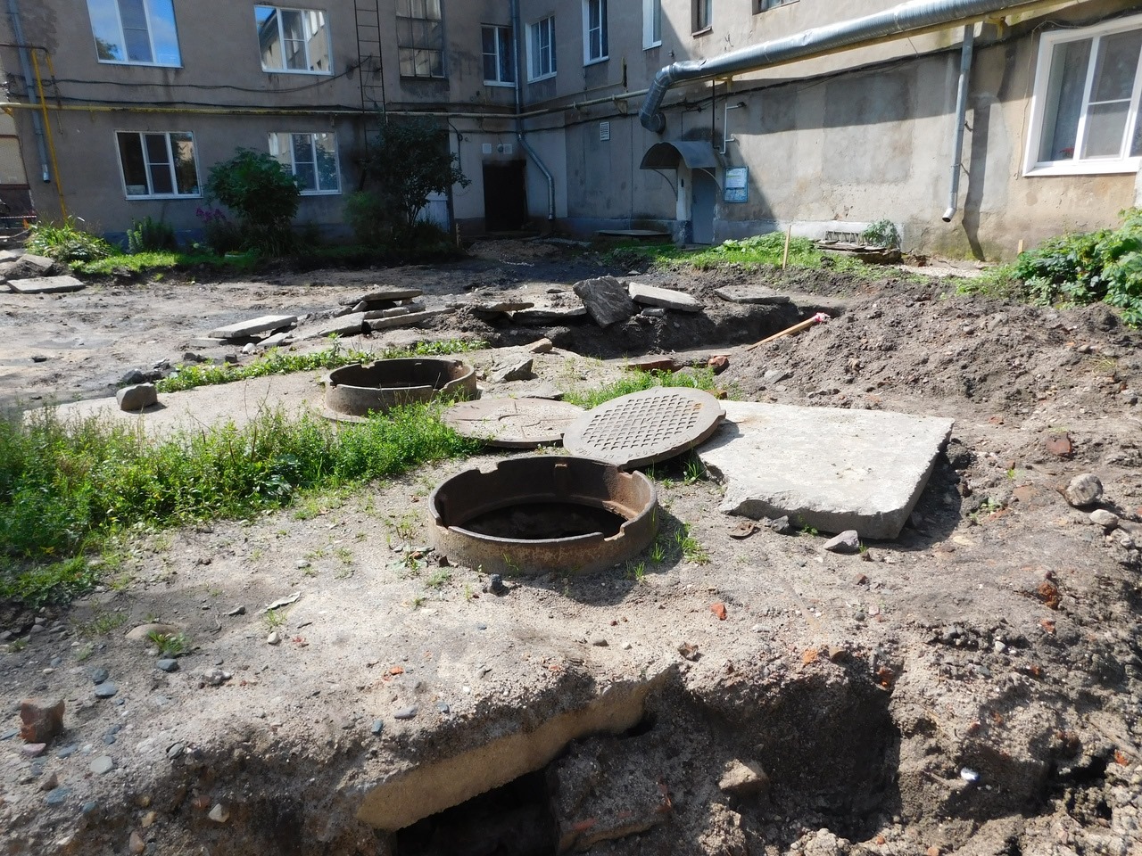 Жители Переславля-Залесского уже привыкли к бесконечному ремонту сетей и открытым люкам Жители Переславля-Залесского уже привыкли к бесконечному ремонту сетей и открытым люкам