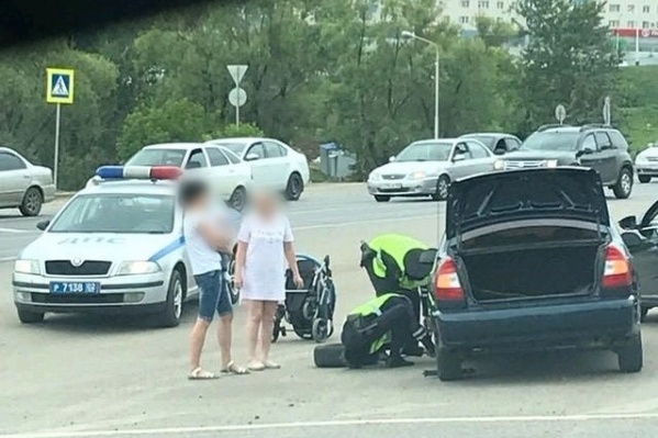 Автовладельцы похвалили людей в погонах за то, что не оставили женщину в трудной ситуации Автовладельцы похвалили людей в погонах за то, что не оставили женщину в трудной ситуации