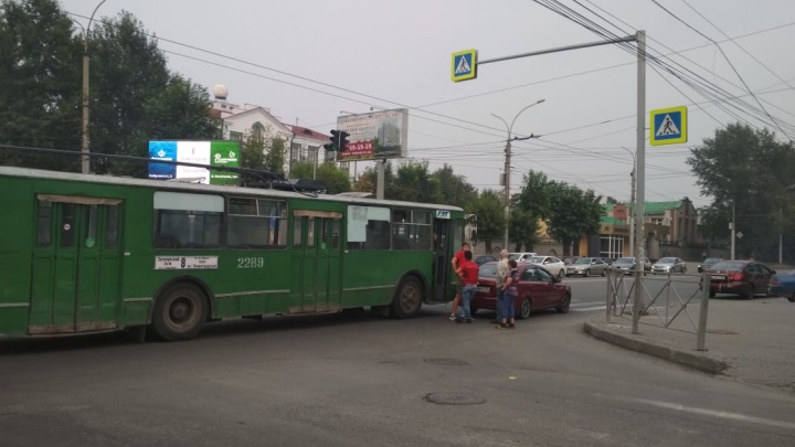 Троллейбус столкнулся с легковушкой на Кирова — образовалась пробка