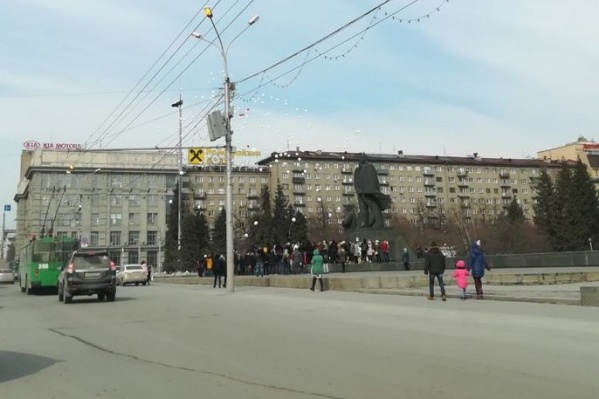 Новосибирцы выпустили белые шары около 15:05 Новосибирцы выпустили белые шары около 15:05
