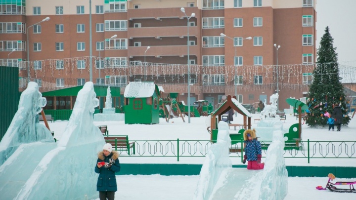 "Свой ледовый городок - это уже традиция": екатеринбургский двор превратили в выставку ледовых скульптур