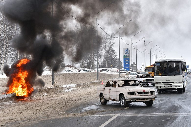Пожар и разбитые машины: что сегодня происходило на трассе в Ярославской области. Кадры