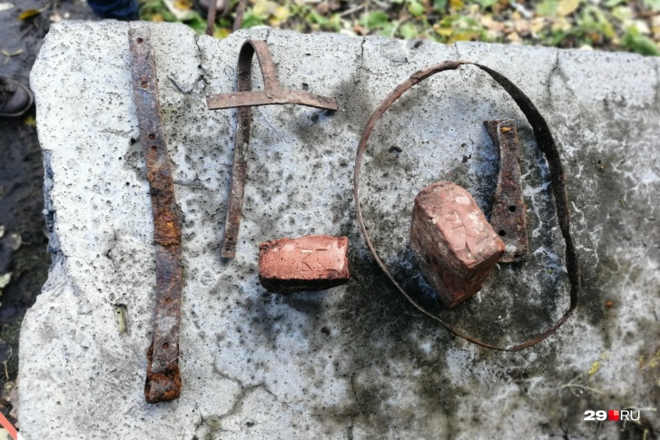 Старинные вещи, которые местные жители нашли в сквере на набережной после земляных работ