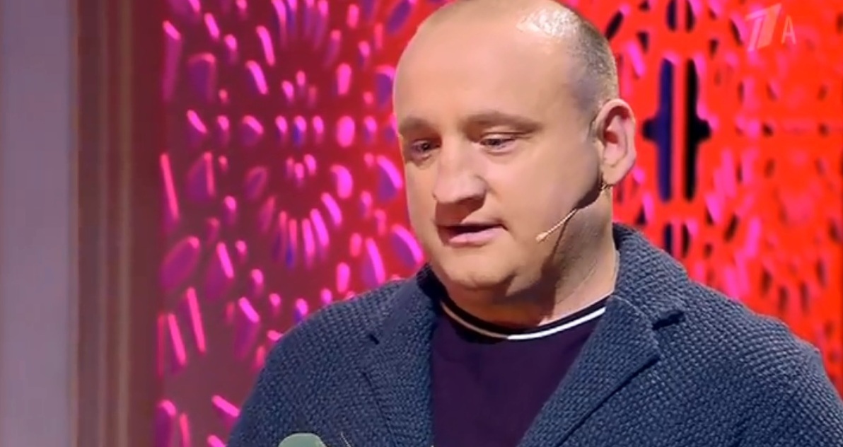 Жених Евгений принес в подарок Наталье цветы Жених Евгений принес в подарок Наталье цветы