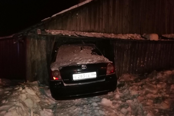 Авария произошла поздно вечером на улице Загородной в Ялуторовске Авария произошла поздно вечером на улице Загородной в Ялуторовске