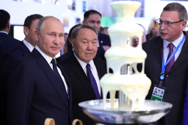 В прошлом году Владимир Путин и Нурсултан Назарбаев смотрели на фонтан из сгущёнки. Что приготовят для президентов России и Казахстана в этот раз? В прошлом году Владимир Путин и Нурсултан Назарбаев смотрели на фонтан из сгущёнки. Что приготовят для президентов России и Казахстана в этот раз?