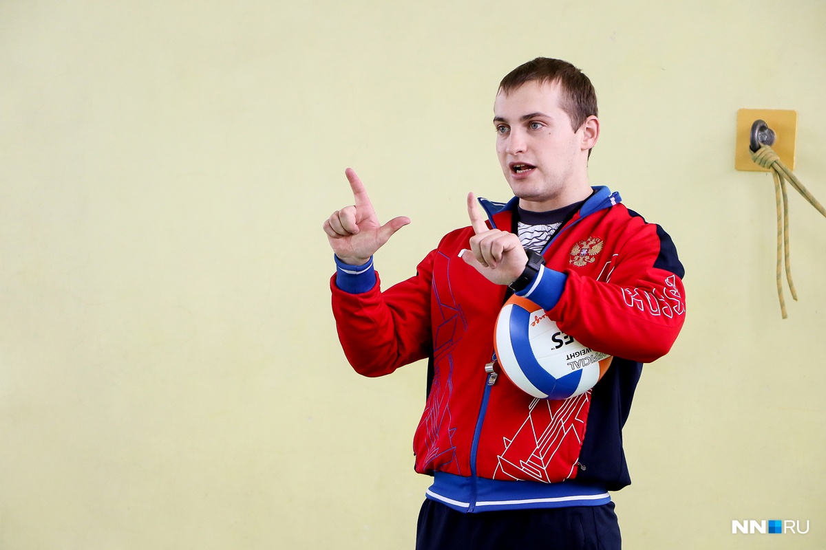 Педагог «на пальцах» объясняет о значении важного расположения пальцев при игре в волейбол