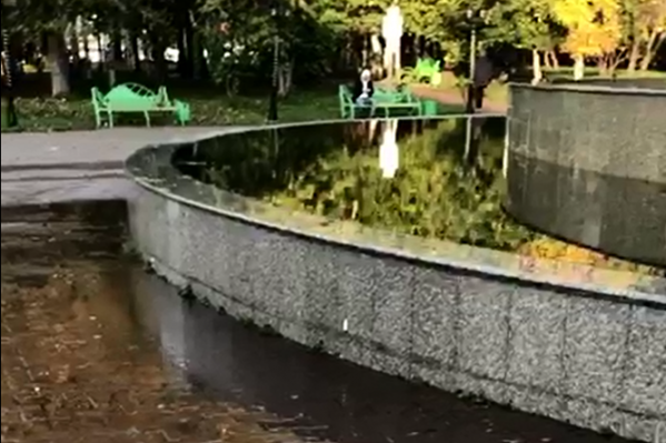 Фонтан разлился из-за забитого стока Фонтан разлился из-за забитого стока