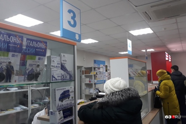 Деньги можно получить на почте или в банке Деньги можно получить на почте или в банке