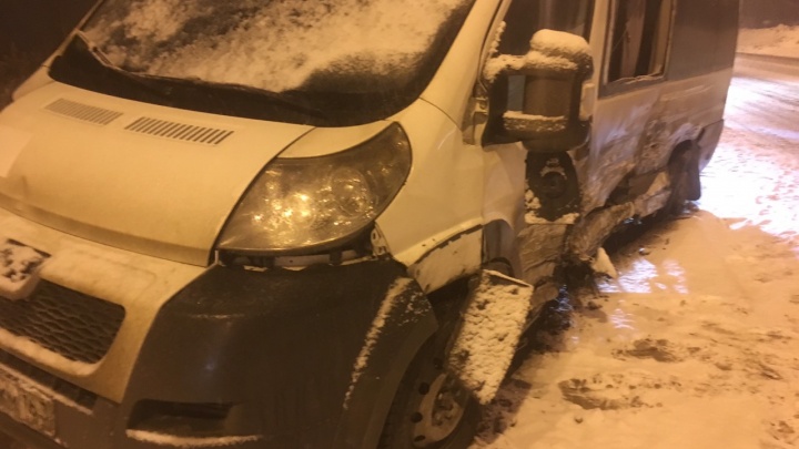Пострадали 6 пассажиров: в Тольятти столкнулись «Субару» и микроавтобус