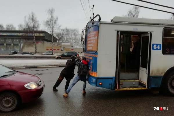 Двое мужчин толкнули троллейбус — и тот поехал дальше Двое мужчин толкнули троллейбус — и тот поехал дальше