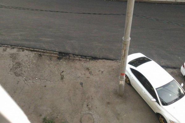 По словам горожан, здесь были люки и колодцы По словам горожан, здесь были люки и колодцы